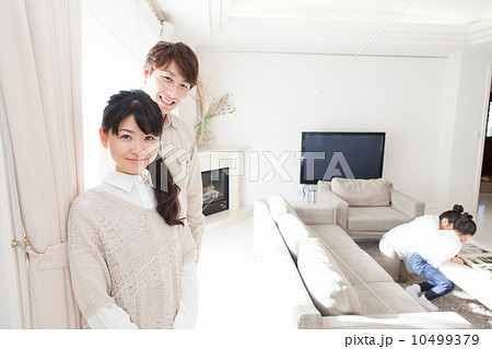 子供を見守る夫婦 10499379