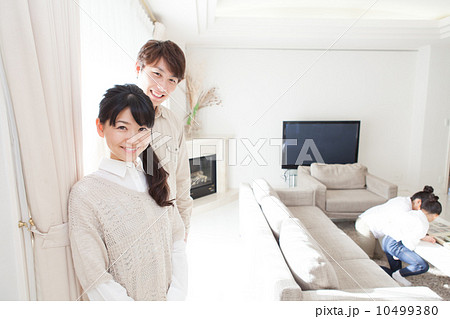 子供を見守る夫婦 10499380