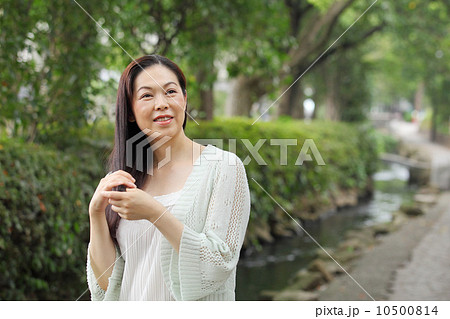 髪の毛が綺麗な中年女性の写真素材