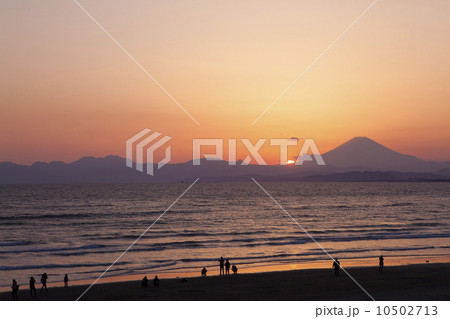 片瀬海岸の夕陽と富士山 10502713