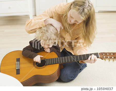 Mother and child playing with guitar Mother and child playing with guitar 10504037