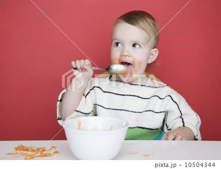 Female toddler eating 10504344