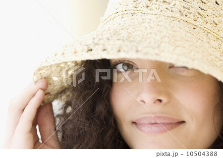 Woman wearing sunhat 10504388