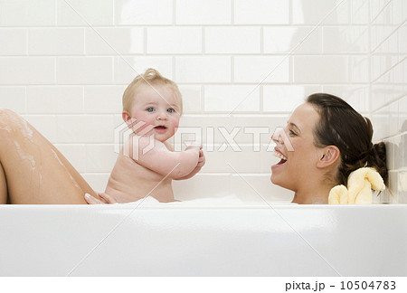 Mother and baby in bathtub 10504783