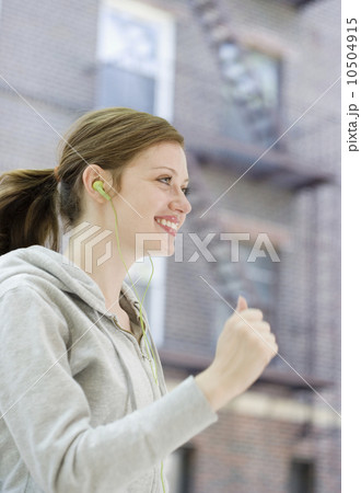 Young woman jogging in urban setting Young woman jogging in urban setting 10504915