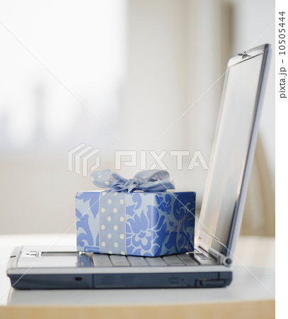 Gift on laptop 10505444