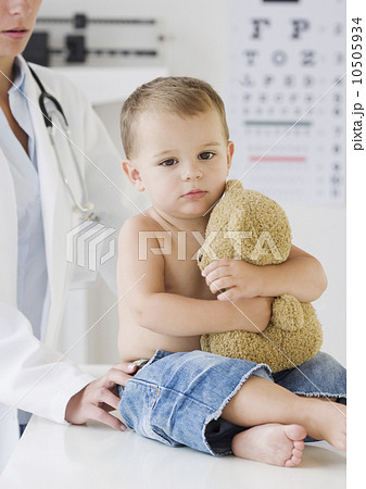 Baby hugging teddy bear at doctor Baby hugging teddy bear at doctor 10505934