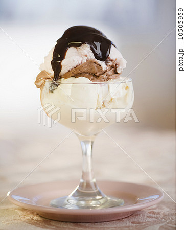 Ice cream sundae 10505959