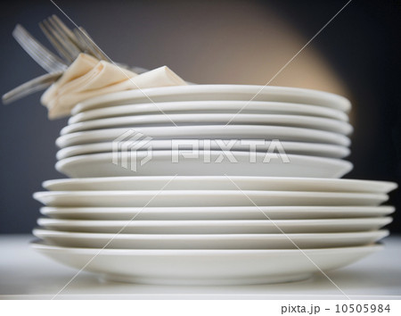 Stack of plates and forks, studio shot 10505984