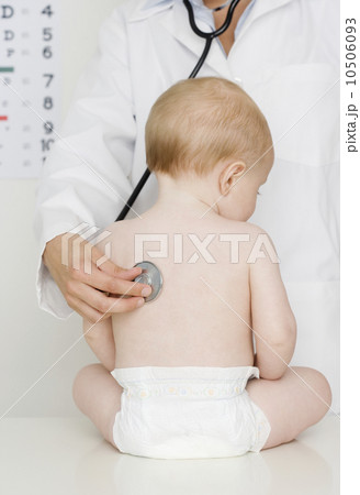 Doctor examining baby Doctor examining baby 10506093