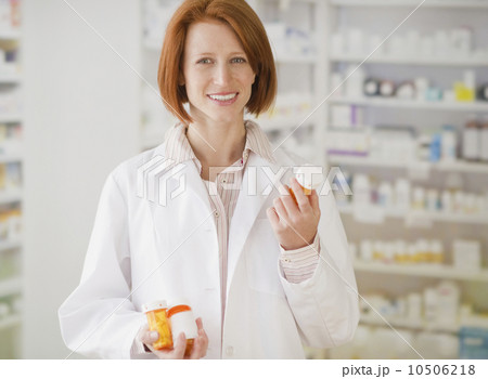 USA, New Jersey, Jersey City, portrait of pharmacist in drug store 10506218