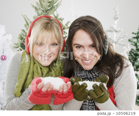 Women holding snow 10506219