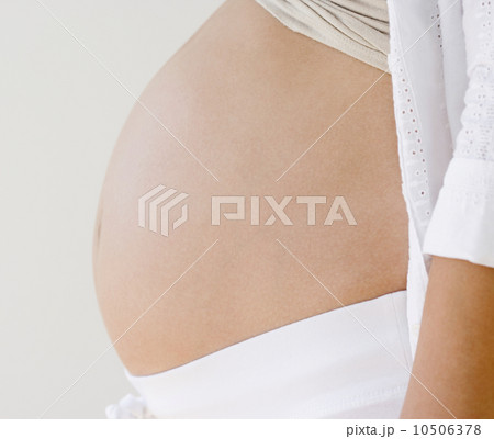 Profile of pregnant woman’s belly 10506378