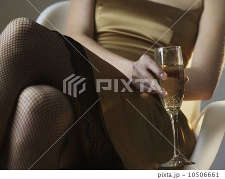 Woman's hand holding glass 10506661