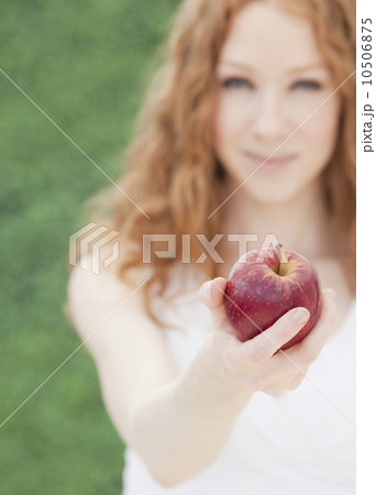 Woman with apple 10506875