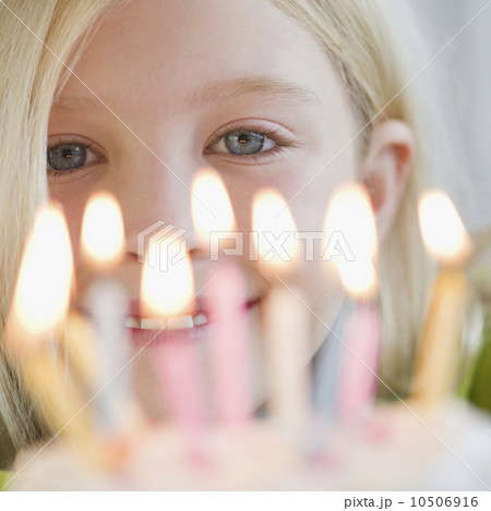 USA, New Jersey, Jersey City, Girl (8-9) in front of birthday cake 10506916