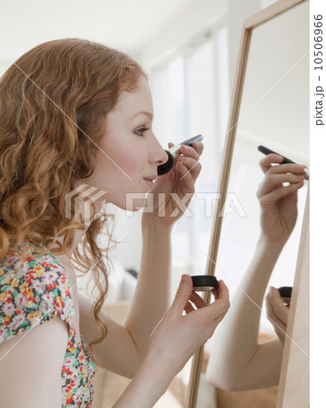 Woman putting on makeup 10506966