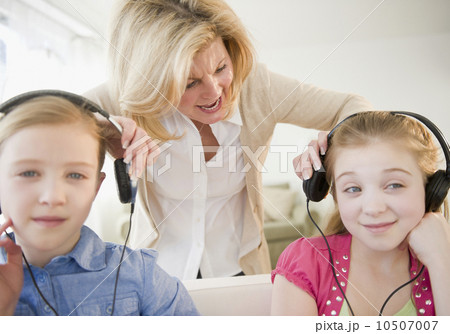 USA, Jersey City, New Jersey, mother shouting at daughters (8-11) listening to loud music USA, Jersey City, New Jersey, mother shouting at daughters (8-11) listening to loud music 10507007