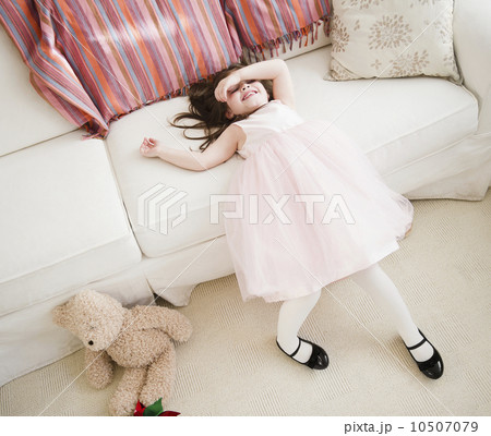 Small girl (4-5 years) in tulle dress leaning on sofa Small girl (4-5 years) in tulle dress leaning on sofa 10507079
