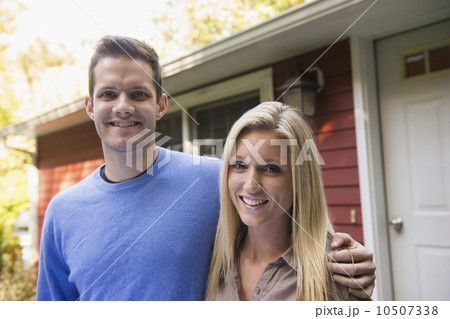 Couple in front of cottage 10507338