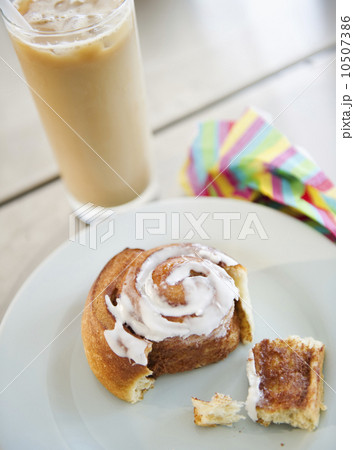 Close up of iced coffee and bakery 10507386