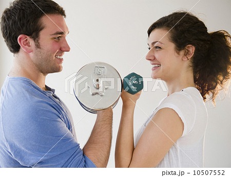 Couple weightlifting 10507552