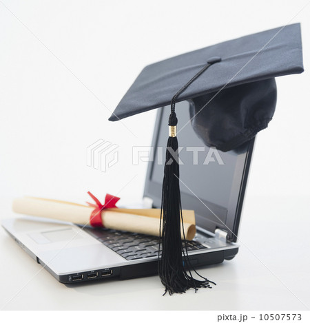 Laptop with diploma and mortar board Laptop with diploma and mortar board 10507573