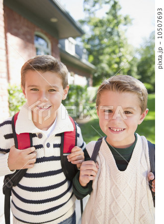 USA, New York, Flanders, Portrait of two schoolboys (4-5, 8-9) USA, New York, Flanders, Portrait of two schoolboys (4-5, 8-9) 10507693