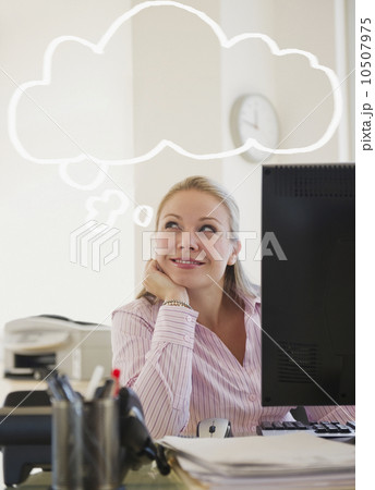 USA, New Jersey, Jersey City, Young attractive businesswoman daydreaming in office USA, New Jersey, Jersey City, Young attractive businesswoman daydreaming in office 10507975