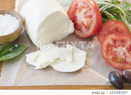 Close up of mozzarella an tomatoes Close up of mozzarella an tomatoes 10508307