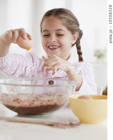 Young girl cracking egg 10508328