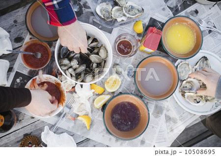 People eating oysters 10508695