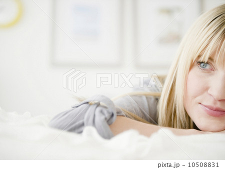 USA, New Jersey, Jersey City, young woman relaxing in bed USA, New Jersey, Jersey City, young woman relaxing in bed 10508831