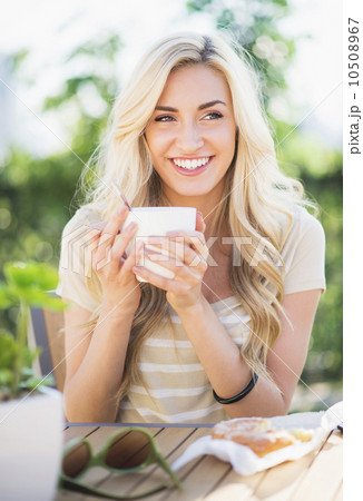 Portrait of teenage girl (16-17) drinking coffee  10508967