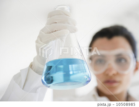 Female lab technician holding viale 10508985
