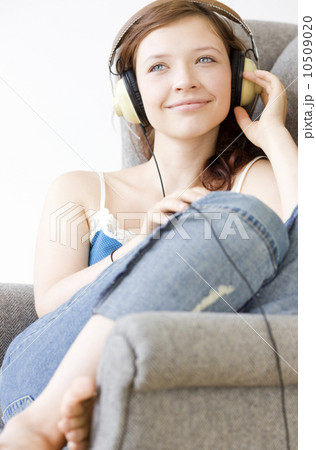 Teenage girl listening to music Teenage girl listening to music 10509020