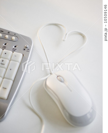 Computer mouse wire in shape of heart 10509146