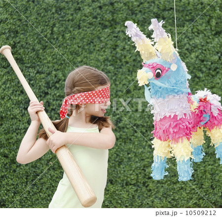 Child with pinata 10509212