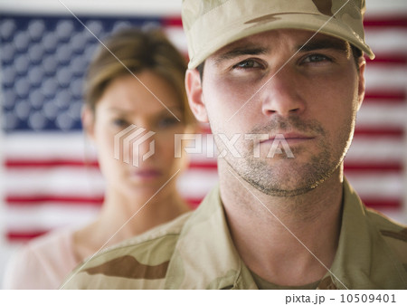 Close up ofsoldier and his girlfriend with american flag in background 10509401