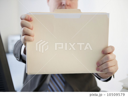 USA, Jersey City, New Jersey, businessman holding folder 10509579