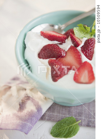 Studio shot of yogurt with strawberries 10509594