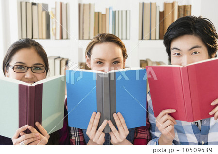Young women and man studding in library 10509639