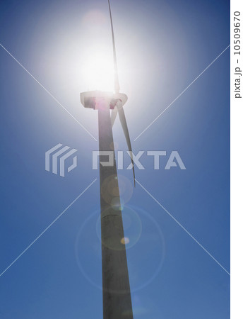 USA, California, Palm Springs, Coachella Valley, San Gorgonio Pass, Wind turbine against blue sky in sunlight 10509670