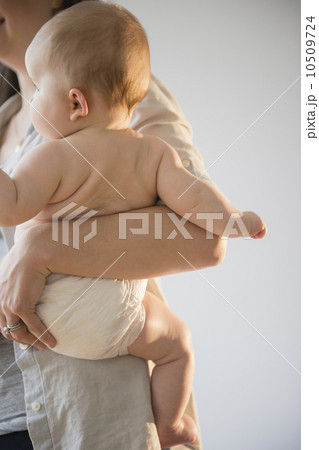 Mother holding baby girl (6-11 months) 10509724