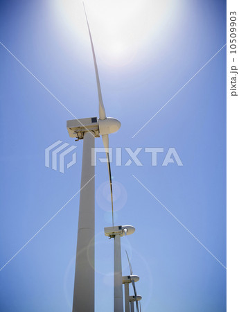 USA, California, Palm Springs, Coachella Valley, San Gorgonio Pass, Wind turbines against blue sky 10509903