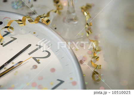 12 o'clock on clock decorated with confetti and streamer 12 o'clock on clock decorated with confetti and streamer 10510025