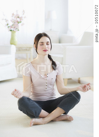 USA, Jersey City, New Jersey, woman practicing yoga at home USA, Jersey City, New Jersey, woman practicing yoga at home 10510072