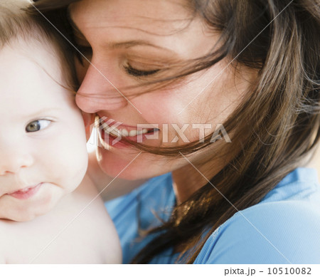 Mother with baby daughter (6-11 months) 10510082