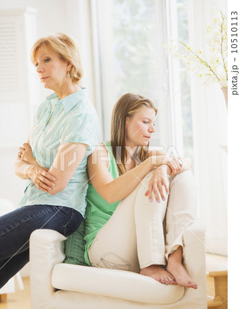 Mother and adult daughter back to back 10510113