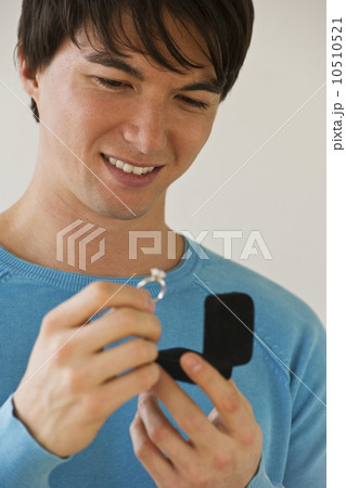 Man holding engagement ring 10510521